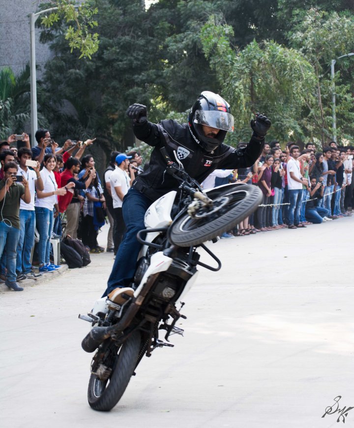 Wheelie without holding handle bars