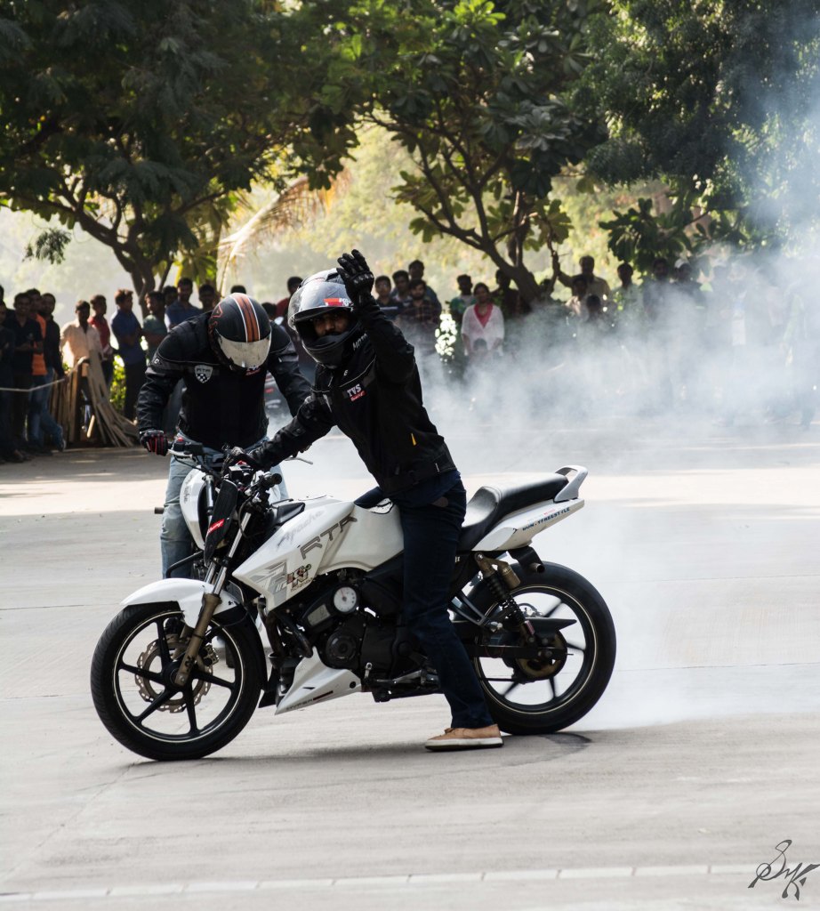 Bike stunt burnout tyres rubber smoke