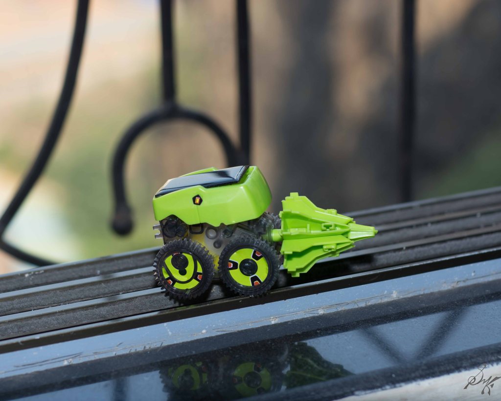 Scene exposed by flash, Sync speed 1/320, shutter speed 1/400